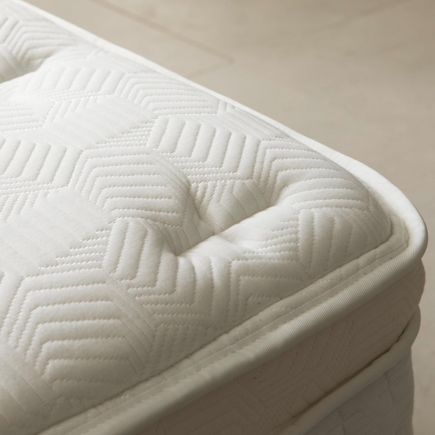 Queen Mattress, 13 Inch Euro Top Hybrid Bed in a Box with Pocket Springs, Pressure Relief & Motion Isolation